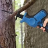Kép 8/9 - 12 V-os vezeték nélküli dugattyús fűrész tartókerettel, 2 db 2,0 Ah Li-Ion akkumulátorral és töltővel, állítható sebességű, szerszám nélküli pengecsere, 6 fűrészlap fa- és fémvágáshoz