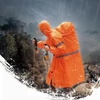 Kép 2/9 - Kapucnis esőkabát felnőtteknek Jó láthatóság, fényvisszaverő vízálló férfi női hátizsák huzattal - Narancs, L méret