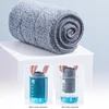 Kép 9/13 - Spray Mop padlótisztításhoz 360 fokos centrifugálás nedves száraz porfelmosó 270 ml-es újratölthető vizes palackkal 2 mosható párna 1 súroló permetező mikroszálas keményfához, csempéhez, padlóhoz - Stílus 1