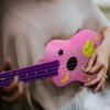 Kép 5/11 - MU2110 21 hüvelykes gyerek Ukulele 12-es fogólappal és tartós fehér nylon húrokkal, teljes fa hordótesttel, 1 csákóval - Pink