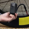 Kép 3/8 - Hordozható elektromos 150PSI akkus légszivattyú, nagynyomású digitális kijelzős gumiabroncsfújó