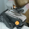 Kép 4/13 - 750W szalagcsiszoló 75x533mm, 10 csiszolószalaggal, porzsákkal, állítható sebesség, 2 az 1-ben porszívó adapter, 3m tápkábel