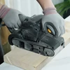 Kép 10/13 - 750W szalagcsiszoló 75x533mm, 10 csiszolószalaggal, porzsákkal, állítható sebesség, 2 az 1-ben porszívó adapter, 3m tápkábel
