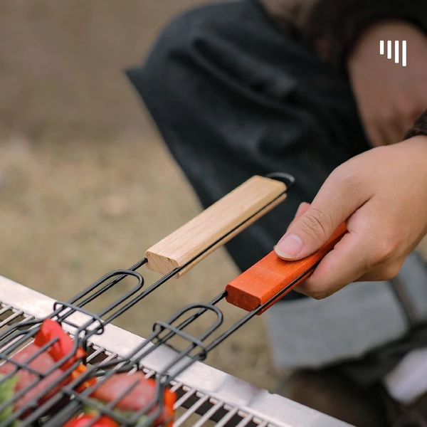 Kamping BBQ grillkosár fa fogantyúval hússütéshez - Fa