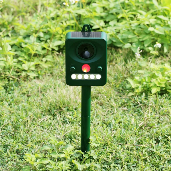Ultrahangos elektronikus állatriasztó napelemes USB töltés kültéri vízálló villogó LED fénnyel rókáknak, madarak kutyáknak