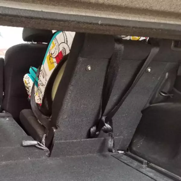 Autós gyermekbiztonsági öv tartóeleme, ISOFIX retesz interfész tartókonzolja jobb oldali (a másod vezető hátsó ülése)