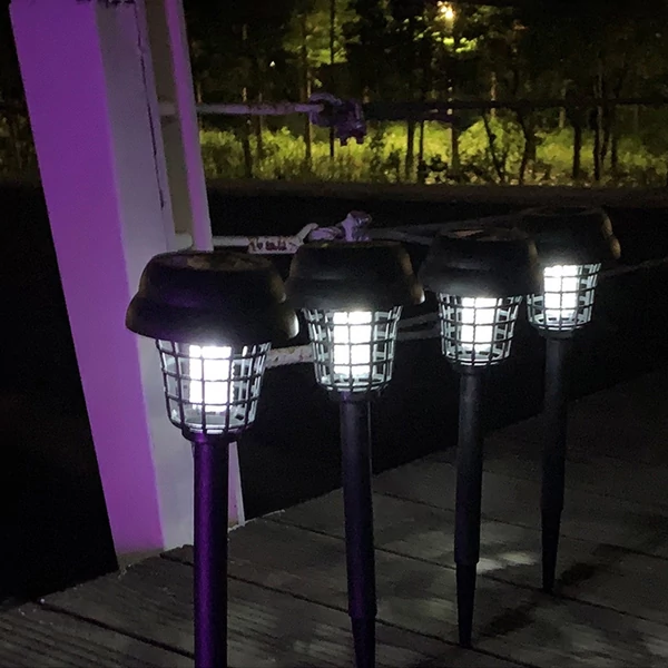 Napenergiával működő poloskazár lámpa