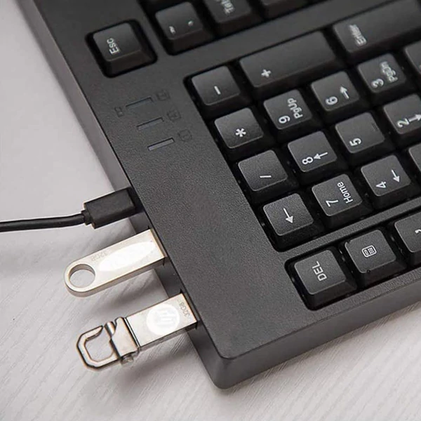 Ergonomikus balkezes, teljes méretű billentyűzet, kettős USB interfész