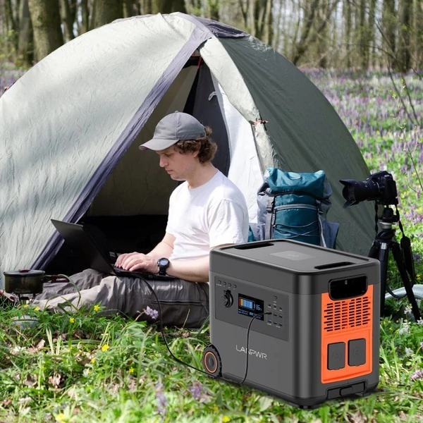 LANPWR D5 2500 W 2160 Wh LifePo4 napelem generátor 15 W vezeték nélküli töltés 14 aljzattal AC gyorstöltés erkélyes napelemes rendszerhez, kempingezéshez, lakóautó kiránduláshoz, szabadtéri partihoz, otthoni használatra