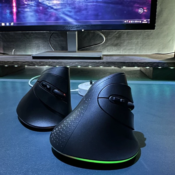 Laptophoz testreszabható RGB világítással és ergonomikus kialakítással – vezeték nélküli, kétmódusú egér