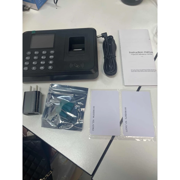 T710 2,4 hüvelykes TFT színes kijelzős biometrikus munkaidő-nyilvántartó gép ujjlenyomat, jelszó és ID kártya támogatással