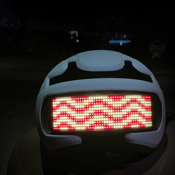 Okos LED kerékpáros sisak fénnyel, sebességmérővel, távirányítóval és BT alkalmazásvezérléssel - Szürke