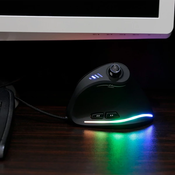 Zelotes C-18 függőleges vezetékes gamer egér, 11 programozható gombbal, állítható, 10000DPI lézermotorral, RGB fénysávval, 128KB beépített memóriával