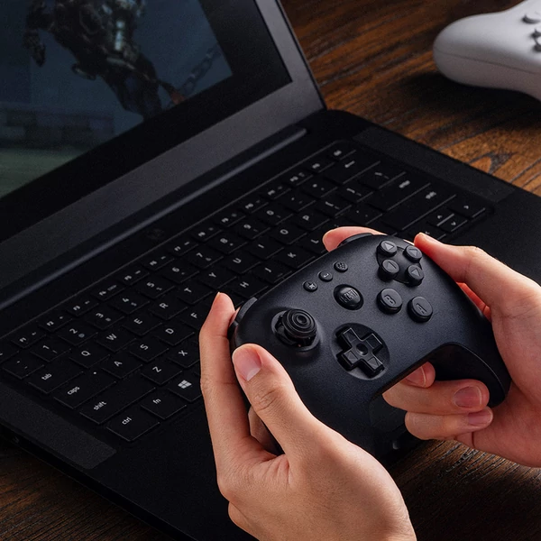 Az 8BitDo 64 Bluetooth játékkonzol kontroller Analogue 3D, Switch 1/2, Windows és Android eszközökhöz - Fekete színben
