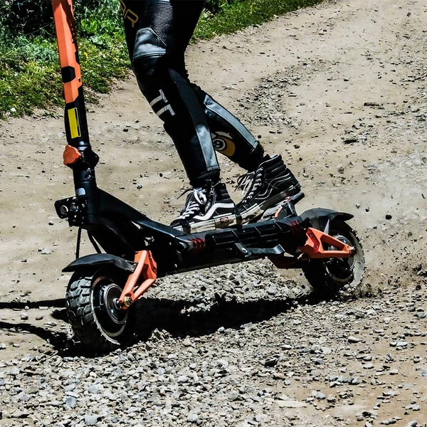 KuKirin G3 Pro 2024 terepre való elektromos roller 2400W összteljesítmény, 80 km hatótáv, 65 km/h, kivehető akkumulátor, IP54 vízálló, hidraulikus fék