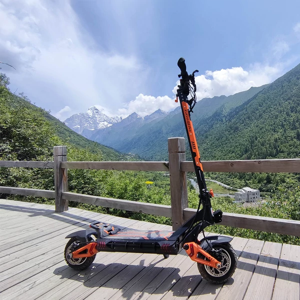 KuKirin G3 Pro 2024 terepre való elektromos roller 2400W összteljesítmény, 80 km hatótáv, 65 km/h, kivehető akkumulátor, IP54 vízálló, hidraulikus fék