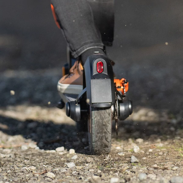 INMOTION CLIMBER elektromos roller – 2×450W motor, 36V 15Ah akku, 10" gumik, 38 km/h, 56 km hatótáv, 130 kg teherbírás