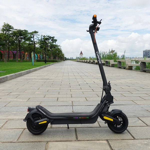 CUNFON RS500 elektromos roller – 500W motor, 36V 13Ah akku, 56 km hatótáv, 40 km/h, 9.5" kerék, 15° emelkedő, tárcsafék, 100 kg teherbírás
