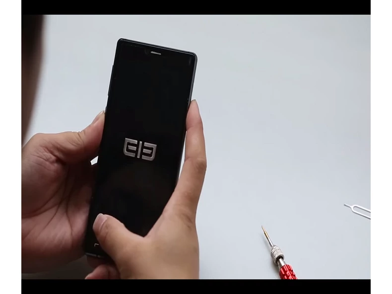 Mi lapulhat az Elephone M2 alatt? -VIDEÓ!