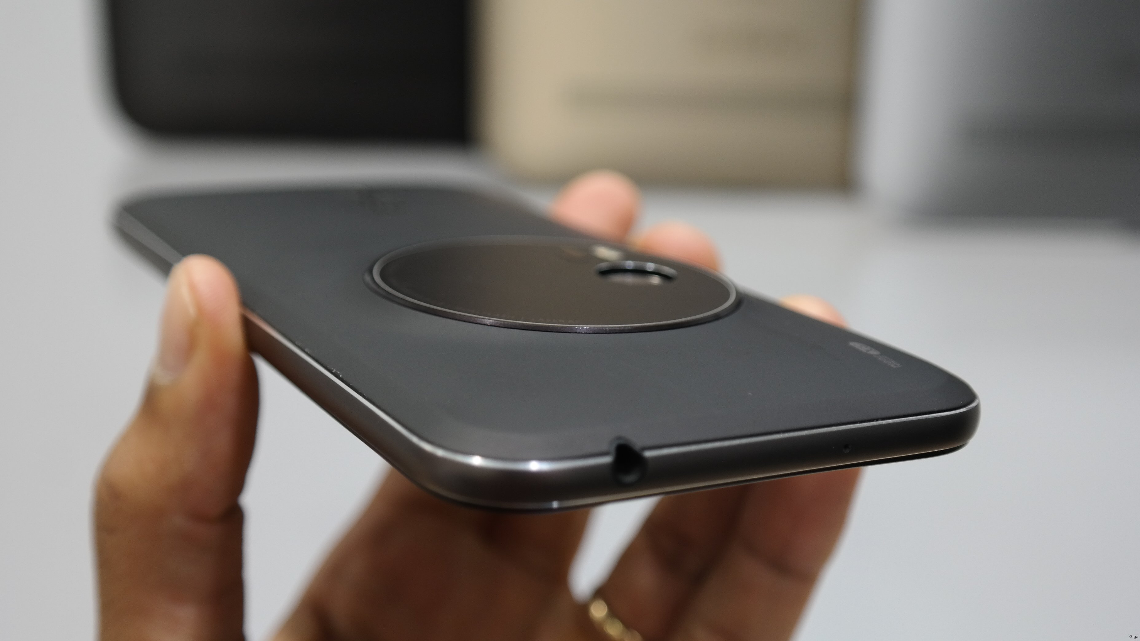 Asus Zenfone Zoom hátlap