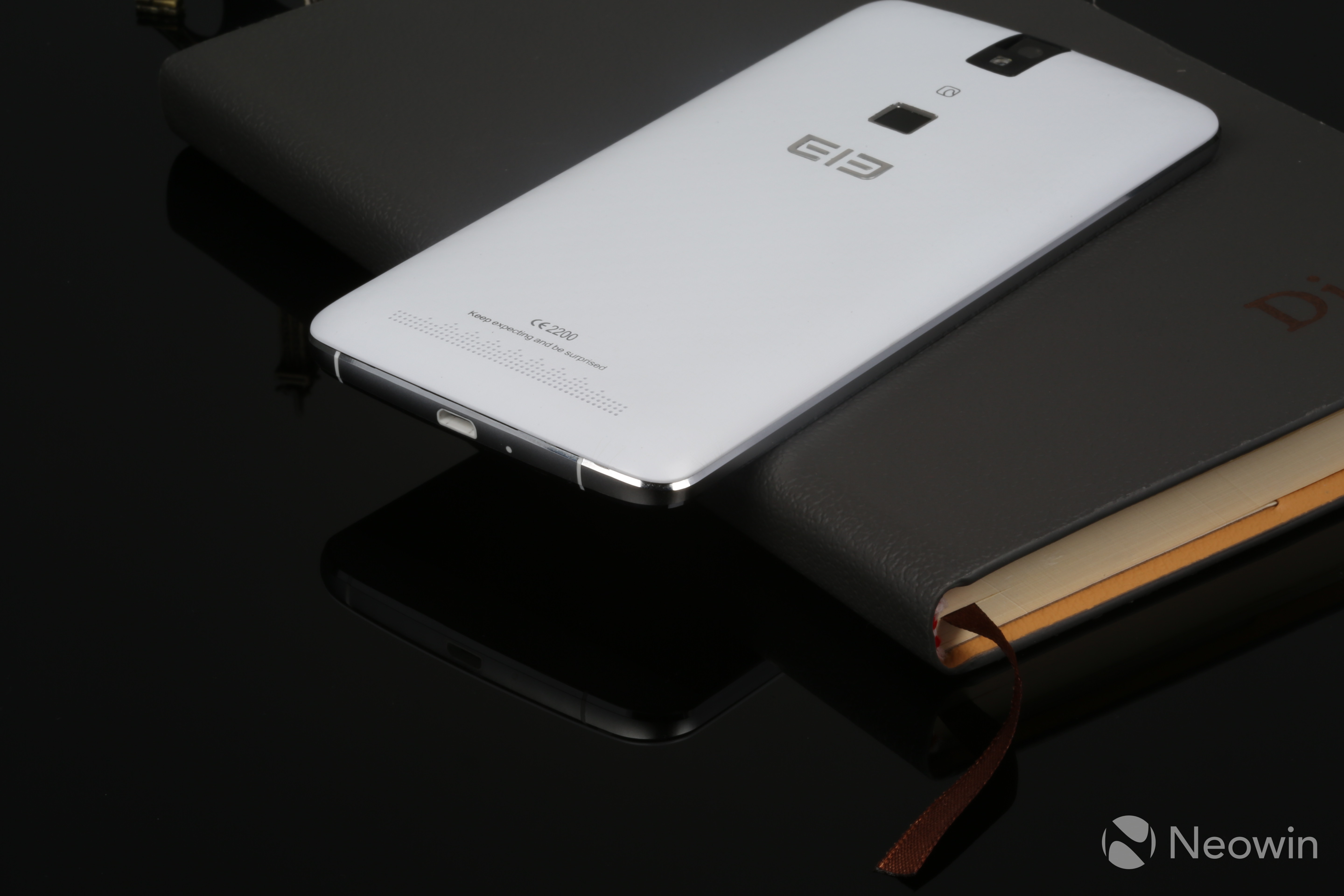 Elephone P800 hátulról